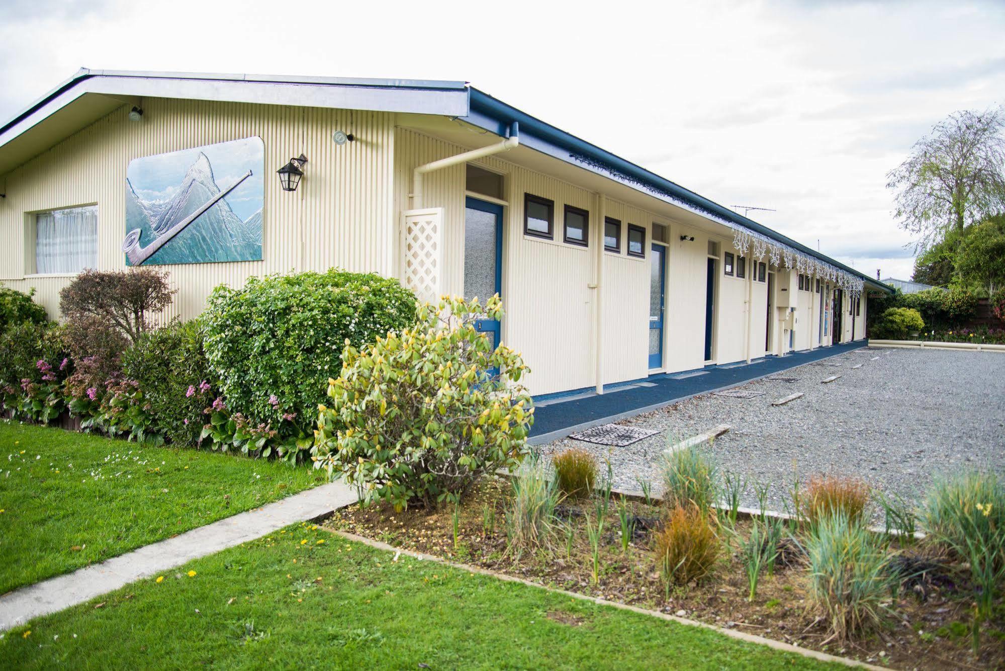 Alpenhorn Motel Te Anau Exterior photo